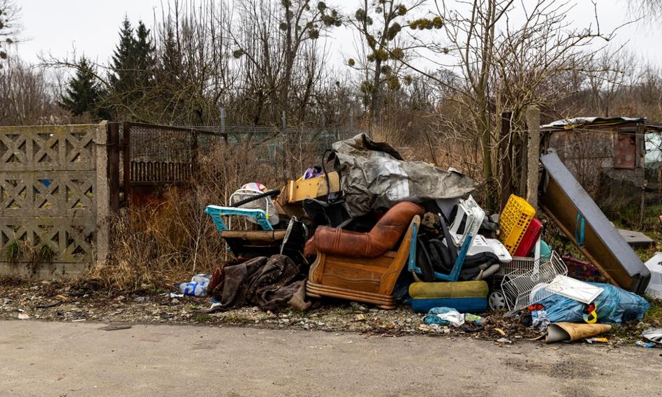 12 kg starych ubrań i 130 kg jedzenia. Tak śmiecą Europejczycy, a Bruksela chce to zmienić