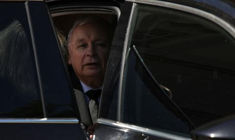 Kaczyński uderzył Komosę pod pomnikiem smoleńskim? Prezes PiS nie stawił się w sądzie
