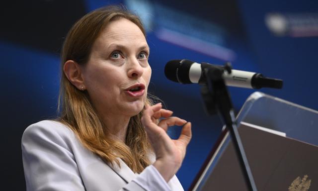 Pełczyńska-Nałęcz: Wstrzymujemy wypłaty do czasu sprawdzenia umów