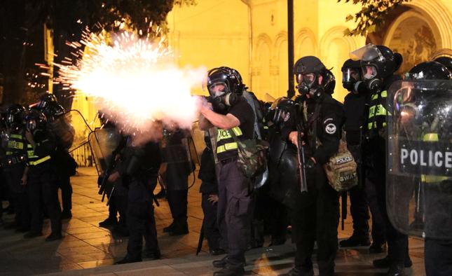 Gruzińscy policjanci użyli w starciach gumowych kul i armatek wodnych