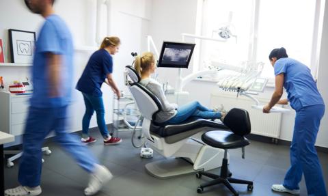 Holendrzy unikają dentysty z powodu braku pieniędzy. "Wizyta u lekarza jest postrzegana jako luksus"