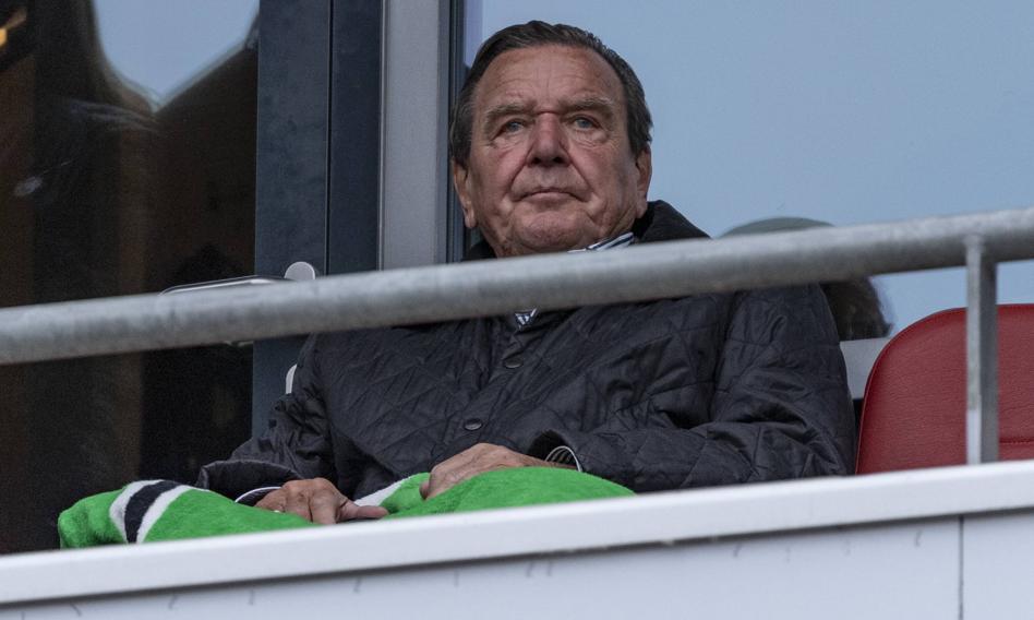 Gerhard Schroeder w klinice. Miał stawić się przed komisją śledczą, ale cierpi na "wypalenie zawodowe"