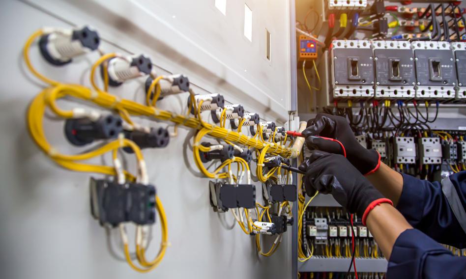 Rynek pracy szuka fachowców - specjaliści z fachem w ręku są na wagę złota. Doświadczeni zarobią nawet do 19 tys. zł