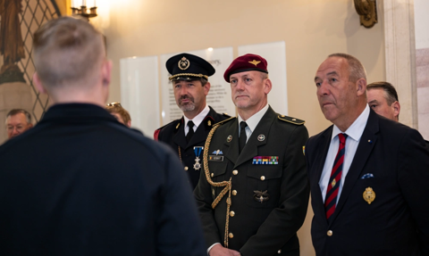 Skrytykował Trumpa, więc musi odejść. Belgijski generał złożył rezygnację z funkcji