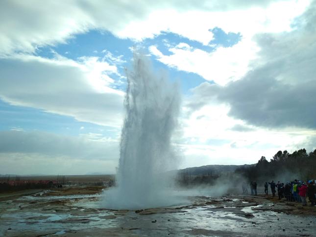 Na Islandii znajduje się m.in. Geysir. To od jego nazwy własnej wzięło się słowo gejzer, którym określa się podobne mu źródła geotermalne wypluwające co jakiś czas wodę