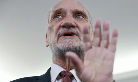 Macierewicz pożegna się z immunitetem? Hołownia otrzymał komplet dokumentów