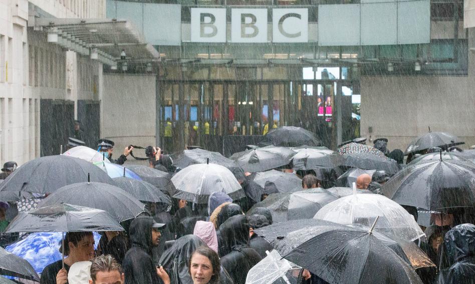 Antyszczepionkowcy próbowali się wedrzeć do dawnej siedziby BBC