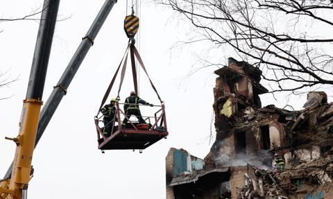 „Mgła negocjacyjna” nad Ukrainą, a Zachód już planuje odbudowę