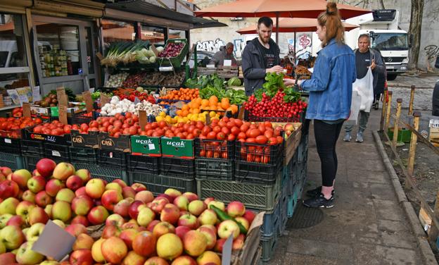Nieśmieszny prima aprilis, czyli wraca VAT na żywność. Co to oznacza dla konsumentów i gospodarki?