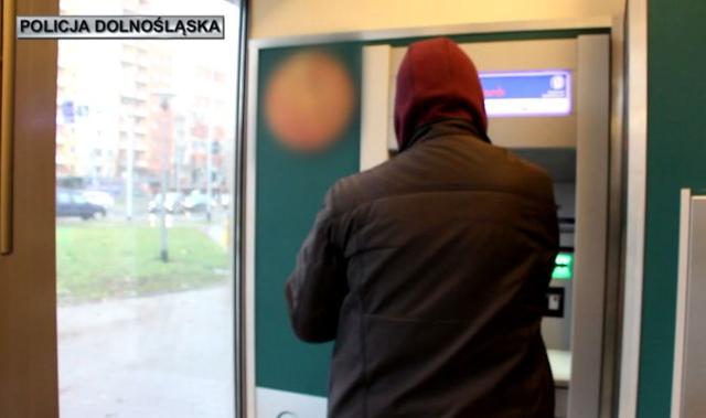 Tak złodzieje kradną pieniądze z bankomatów [Wideo]