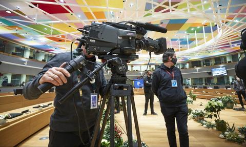 UE odpowiada na rosnące upolitycznienie mediów. Przyjęła akt o wolności mediów