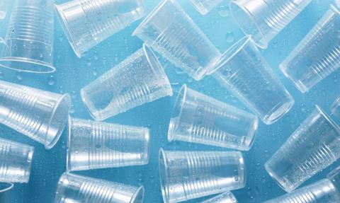 Droższe plastikowe kubki i nie tylko. Opublikowano rozporządzenia zw. z opłatami za jednorazowy plastik