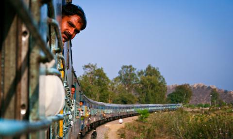 Indie: po 22 latach mężczyzna wygrał sprawę o zawyżoną o 20 rupii cenę biletów kolejowych