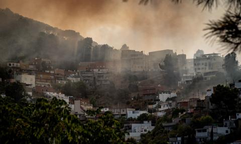 Ogień zbliża się do Barcelony. 14 tys. osób musi zostać w domach