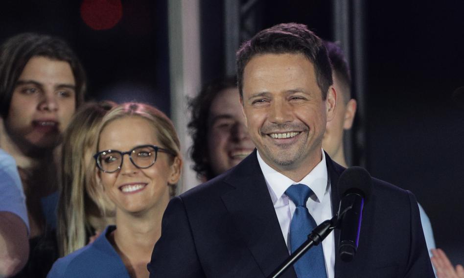 W DzԻ岹żach bez większych zmian. Trzaskowski z mocną przewagą