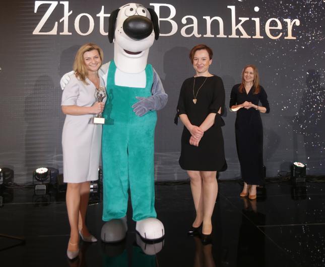 Nagrodę dla banku wrażliwego społecznie odbiera Bank Millennium. W jego imieniu, od lewej: Paulina Wołosz-Sitarek, członek zarządu, Pan Sebastian - bohater akcji "Finansowy elementarz" oraz Sylwia Pietrzyk – koordynator projektu. Na zdjęciu także wręczająca nagrodę Malwina Wrotniak, redaktor naczelna Bankier.pl.
