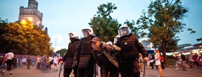 "Odbywającym się w Polsce rozgrywkom w piłkę nożną towarzyszą często konfrontacje fanów obu grających drużyn"