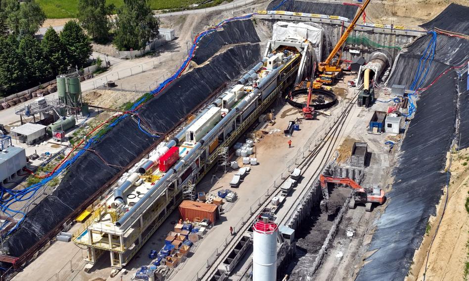 "Jadwiga" zakasała rękawy. Specjalna tarcza drąży najdłuższy tunel kolejowy w Polsce