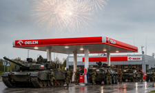 Orlen idzie w kamasze? Rząd znalazł kolejny sposób, jak wyciągnąć miliardy z naftowego giganta