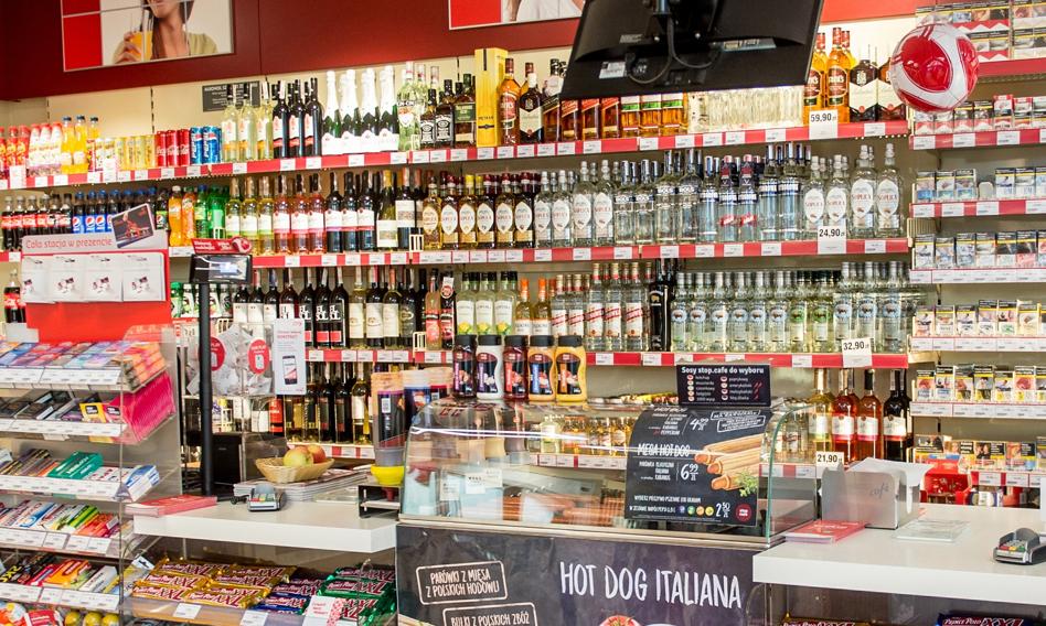 Zero alkoholu na stacjach benzynowych i "koniec z 12+12". Radykalny projekt Lewicy