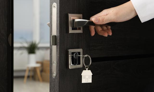 „Mieszkania czekają, kupujący kalkulują”. Popyt rusza mozolnie, ale już straszy wzrostem cen