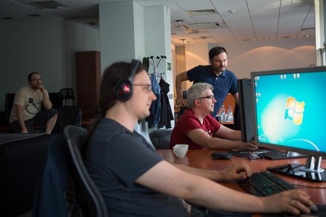 Na zdjęciu część zespołu warszawskiej siedziby głównej People Can Fly. Z tyłu przy biurku Studio Head - Sebastian Wojciechowski