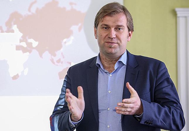 Radosław Pyffel, zastępca dyrektora w Azjatyckim Banku Inwestycji Infrastrukturalnych