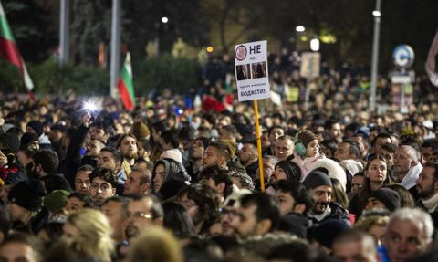 "Ludzie wyprzedzili głosowanie w parlamencie". Prezydent wzywa do odejścia rządu
