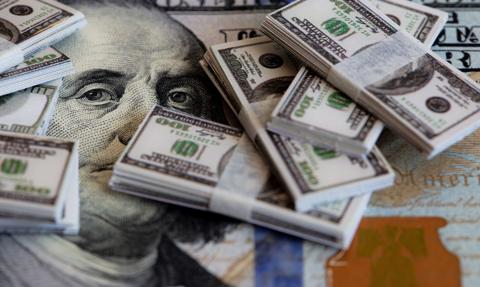 Kurs dolara pogłębia wieloletnie minima. Złoty mocny na koniec półrocza