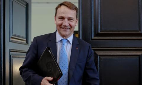 Radosław Sikorski wzywa do zniesienia w Europie zasiłków mężczyzn z Ukrainy