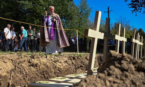 Pochówki polskich ofiar ukraińskich nacjonalistów w Puźnikach. "To przywrócenie godności"