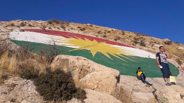 Flaga Kudrystanu namalowana na jednej z gór otaczających Dohuk, fot. Agnieszka Samolej