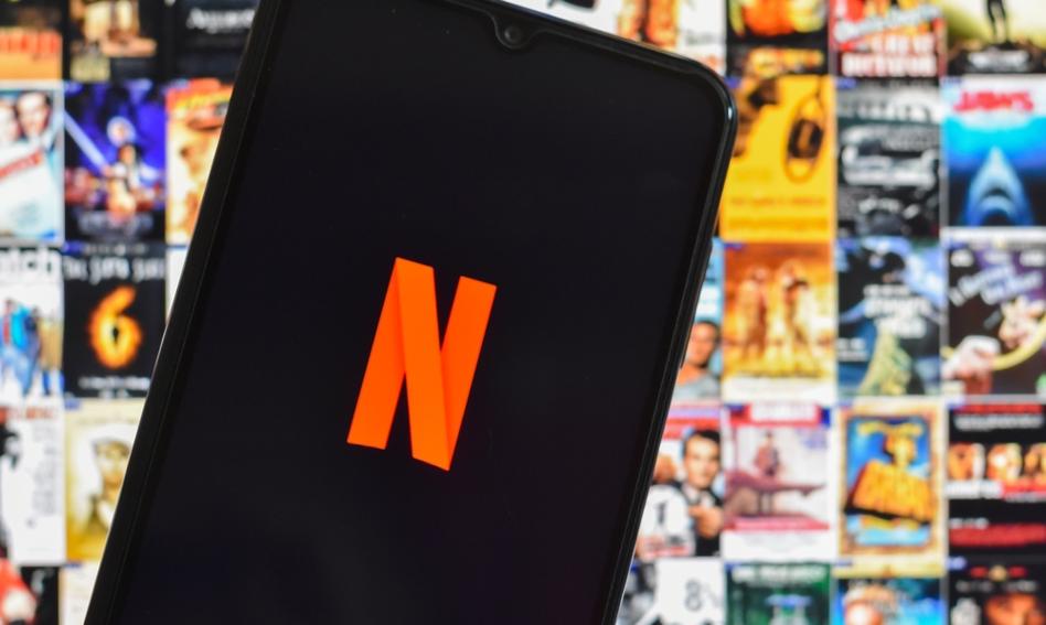 Współdzielenie konta na Netfliksie. Platforma decyduje się na "łagodniejsze" rozwiązanie