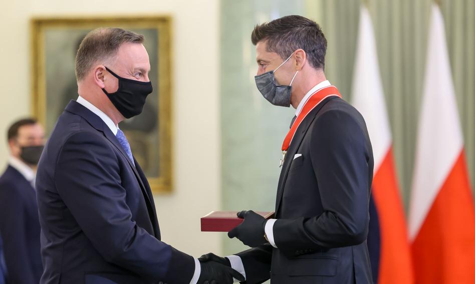 Prezydent odznaczył Roberta Lewandowskiego Krzyżem Komandorskim OOP