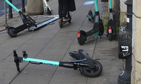 Parkowanie hulajnóg tylko w wyznaczonych miejscach. Wola porządkuje parki