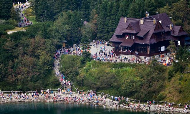Turyści nad Morskim Okiem w upalny dzień.