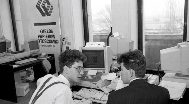 Każda spółka miała swojego maklera specjalistę, który siedział przy komputerze i przyjmował zlecenia dotyczące danej spółki.