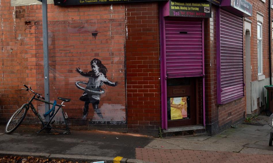 Mural Banksy'ego zdjęty z budynku i sprzedany za min. 100 tys. funtów