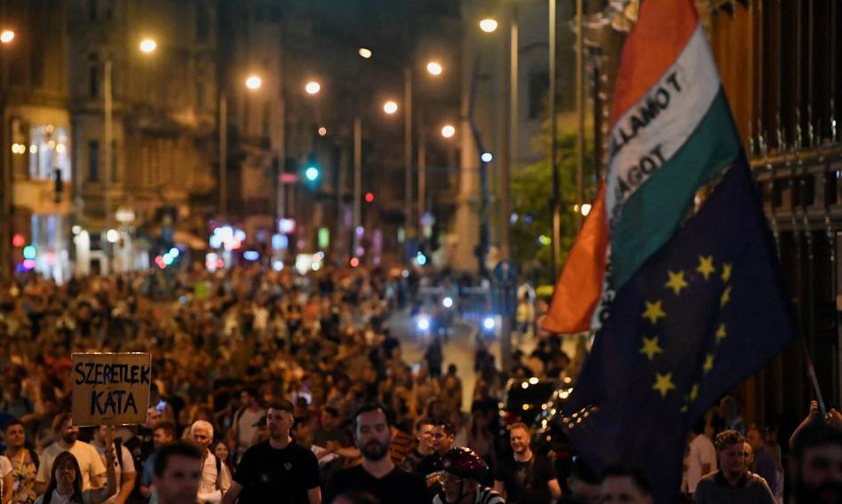 Tysiące Węgrów protestowało przeciw ustawie ograniczającej możliwość płacenia podatku dla małych firm