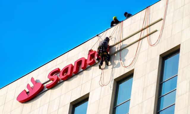 Santander sprzedany, będzie zmiana nazwy banku i rebranding. Co to oznacza dla klientów?
