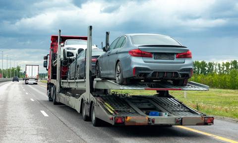 Trudniej o klienta, ale auta w komisach wciąż drożeją