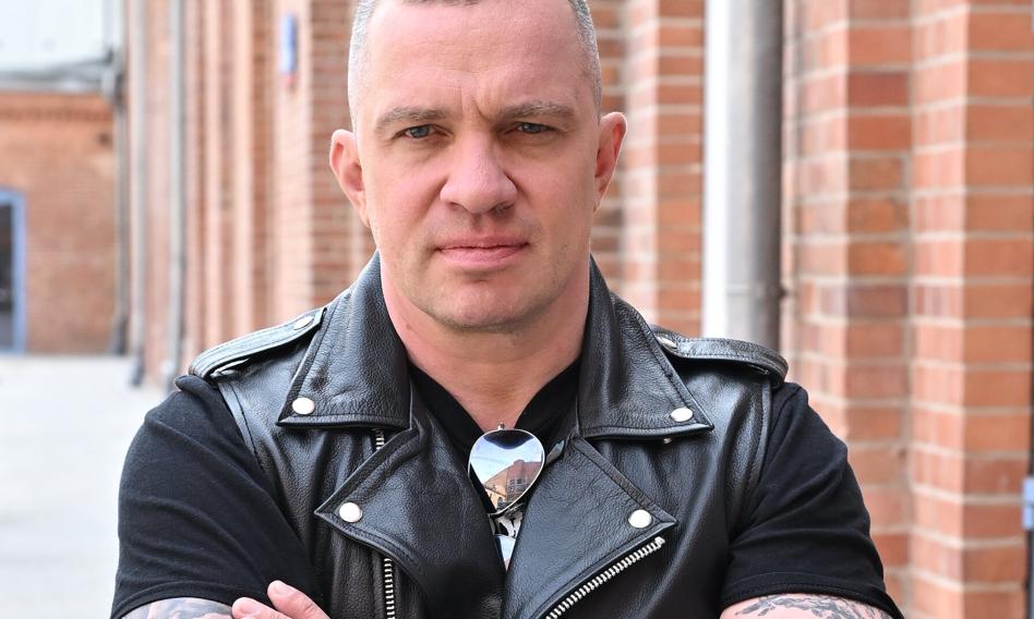 Życie pisze najczarniejsze scenariusze. Pisarz na tropie finansowych przekrętów