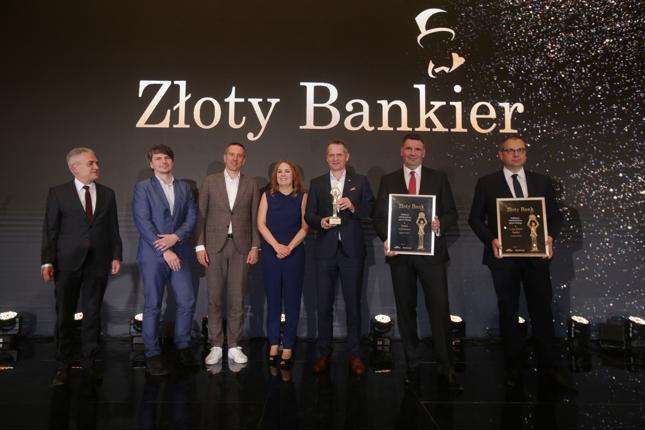 Laureaci głównych nagród - Złoty Bank 2019. Ze statuetką Złotego Banku - Michał Gajewski, prezes Santander Bank Polska. Na prawo od niego Wojciech Rybak, członek zarządu Banku Millennium, odbierający nagrodę za II miejsce, a dalej Tomasz Misiak, członek zarządu Getin Noble Bank, który zdobył III nagrodę. Na zdjęciu także Patricia Deyna, prezes Bonnier Business Polska, wydawcy portalu Bankier.pl.