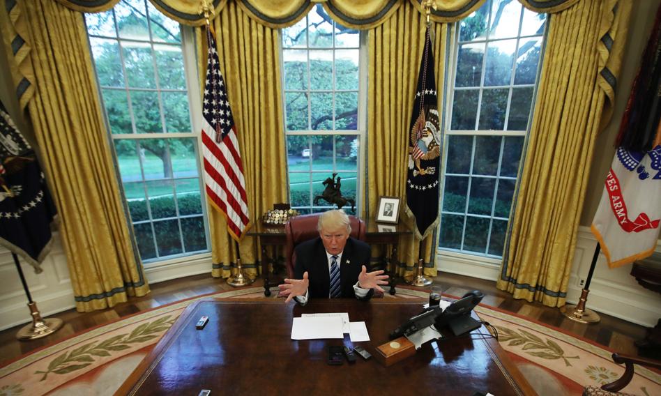 Trump planuje budowę łuku triumfalnego? Fotograf uchwycił modele na biurku