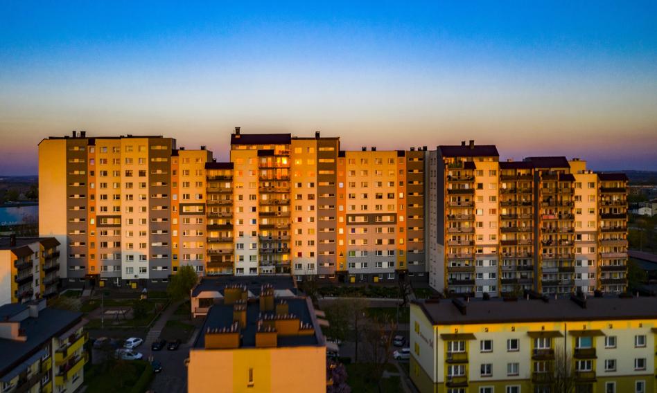 „Bezpieczny kredyt 2 proc.” podbił ceny i ograniczył liczbę mieszkań. Raport AMRON-SARFiN