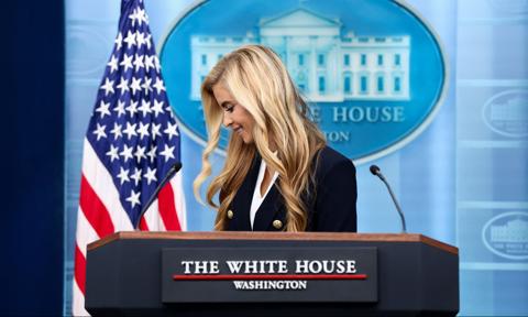 Trump pozbył się rzeczniczki po pięciu dniach. Jej konferencja wywołała burzę