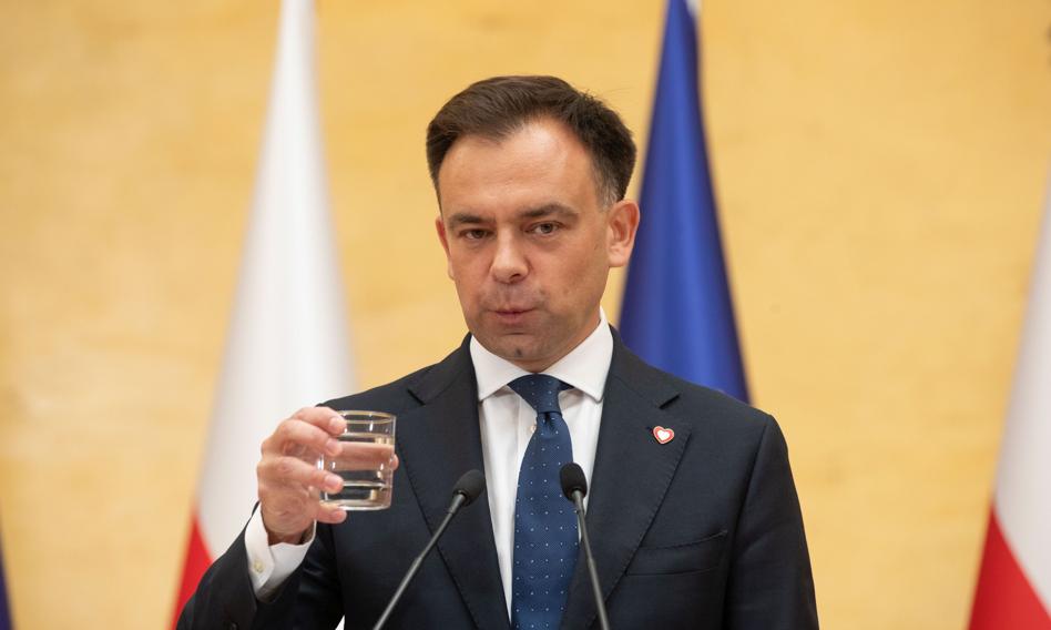 Czy 800+ należy podwyższyć? Minister finansów komentuje