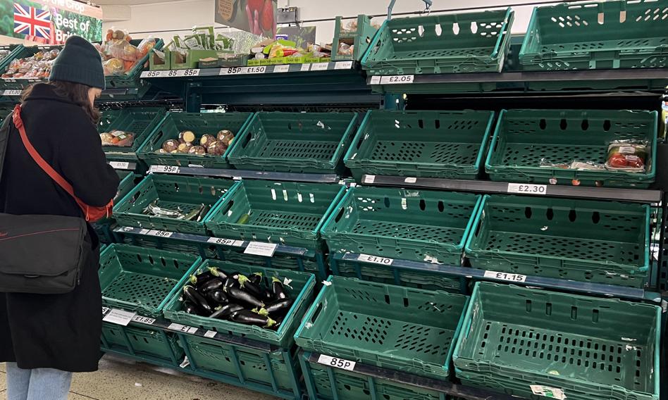 &quot;Jedzcie rzepę zamiast pomidorów&quot;. Reglamentacja w Wielkiej Brytanii potrwa cztery tygodnie