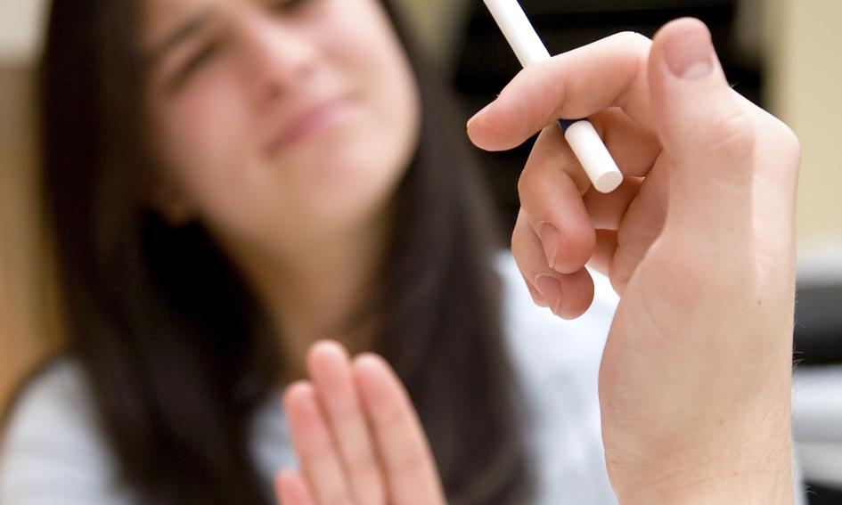 Polacy coraz rzadziej sięgają po papierosy