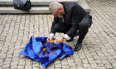 Braun spalił unijną flagę. Jest zawiadomienie do prokuratury